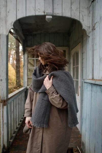 古い家の近くの秋の森の中の若い女性は — ストック写真