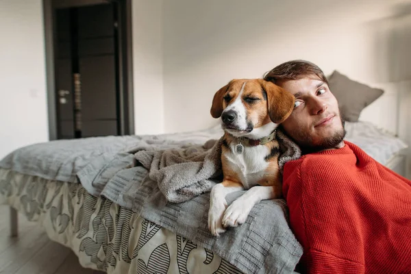 Gelukkig Man Met Schattige Hond Slaapkamer Bed — Stockfoto