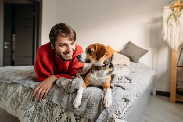 Yatak Odasında Sevimli Köpeği Olan Mutlu Bir Adam — Stok fotoğraf