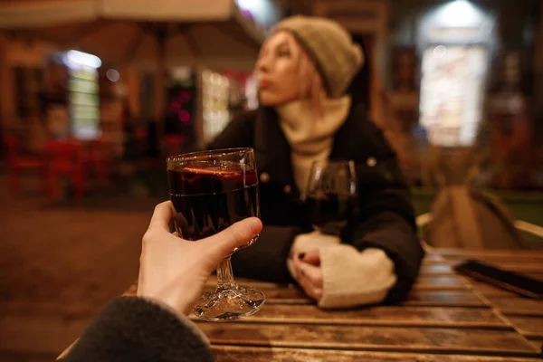 Copo Vinho Quente Quente Passeio Noturno Pela Cidade — Fotografia de Stock