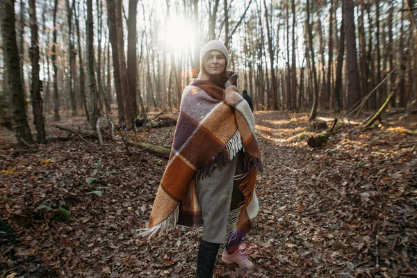 Щаслива Молода Жінка Плед Осінньому Лісі — стокове фото