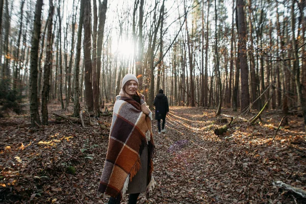 Щаслива Молода Жінка Плед Осінньому Лісі — стокове фото