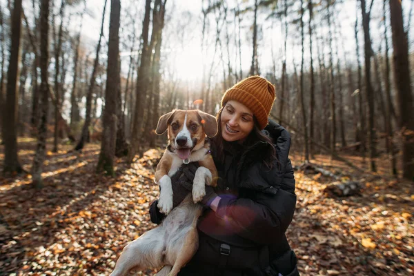 Gelukkig Jong Vrouw Herfst Winter Bos — Stockfoto