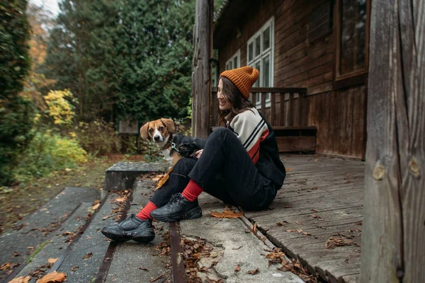 Eski Rahat Evin Yanında Sevimli Bir Köpeği Olan Şık Genç — Stok fotoğraf