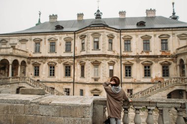 Sonbaharda eski atmosferik şato