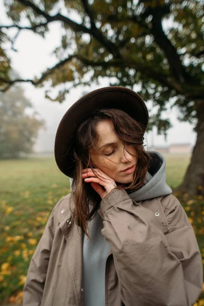 Mujer Joven Con Estilo Sombrero Cerca Árbol Niebla —  Fotos de Stock
