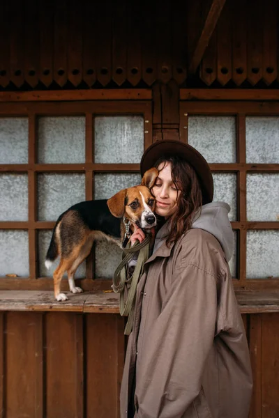 Молода Стильна Жінка Естонським Собакою — стокове фото