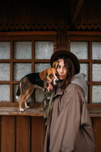 Молода Стильна Жінка Естонським Собакою — стокове фото