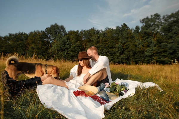 Jong Paar Verliefd Een Picknick Het Veld — Stockfoto