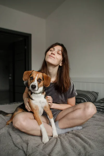 Young Woman Dog Bed Bedroom — Stock Photo, Image