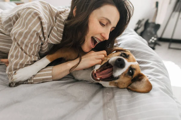 Jonge Vrouw Met Een Hond Bed Hebben Plezier Ochtend — Stockfoto