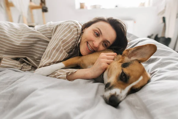Молода Жінка Собакою Ліжку Розважається Вранці — стокове фото
