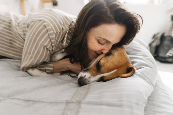 Yatağında Köpeği Olan Genç Bir Kadın Sabahları Eğleniyor — Stok fotoğraf