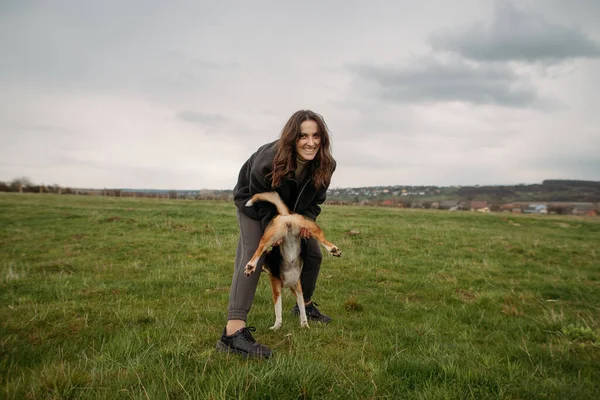 Молода Жінка Бігль Собакою Біжить Зеленому Полі — стокове фото