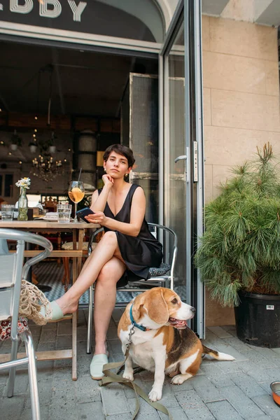 Молода Жінка Собакою Кафе — стокове фото