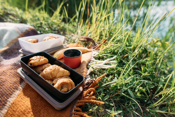 Piquenique Com Doces Café Junto Lago — Fotografia de Stock