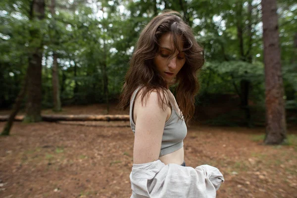 若いスタイリッシュな女性が森を歩き — ストック写真