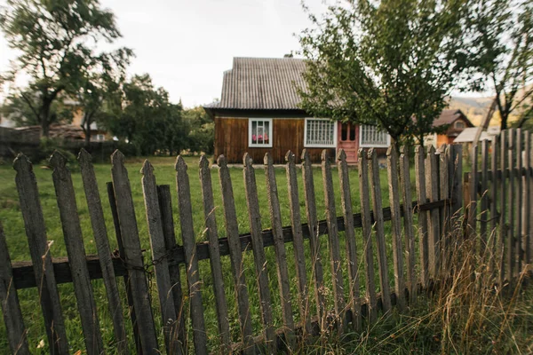 Живописный Дом Горах — стоковое фото