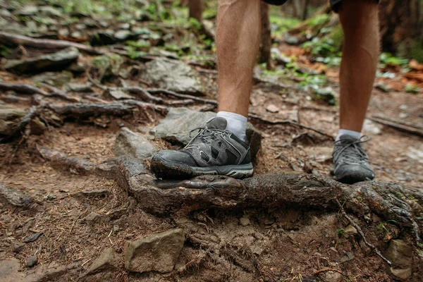 Αρσενικά Πόδια Μπότες Πεζοπορίας Πόδια Στο Δάσος — Φωτογραφία Αρχείου