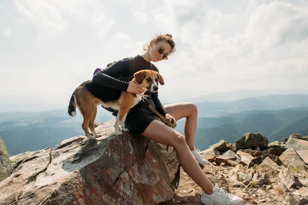 Jovem Desportiva Com Cão Topo Montanha — Fotografia de Stock