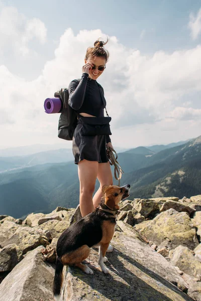 Sporty Young Woman Dog Top Mountain — Stock Photo, Image