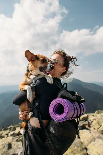 Jeune Femme Sportive Avec Chien Sommet Montagne — Photo