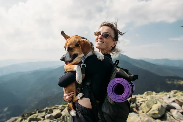 Jeune Femme Sportive Avec Chien Sommet Montagne — Photo