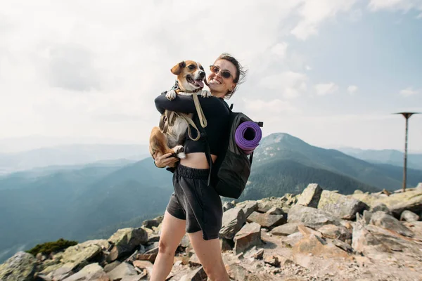 Sportieve Jonge Vrouw Met Een Hond Top Van Berg — Stockfoto