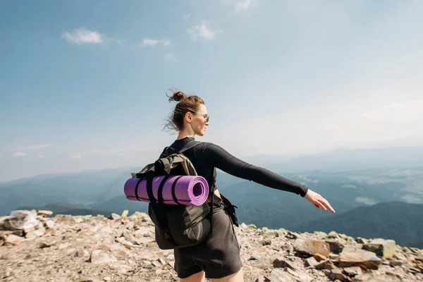 Mujer Joven Deportiva Con Una Mochila Cima Montaña —  Fotos de Stock
