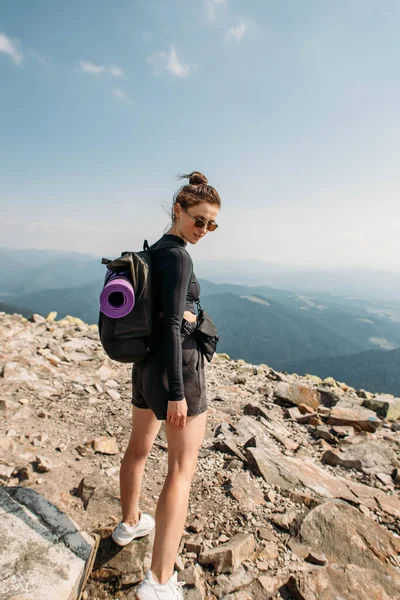 Jovem Desportiva Com Uma Mochila Topo Montanha — Fotografia de Stock