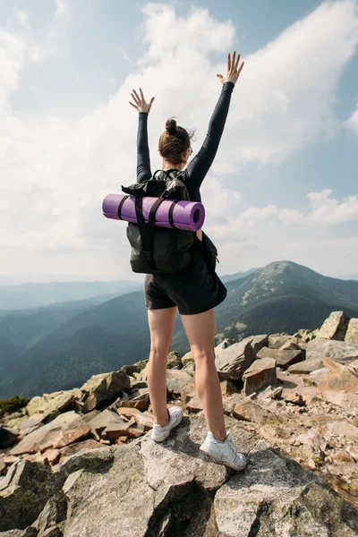 Sportieve Jonge Vrouw Met Een Rugzak Bovenop Berg — Stockfoto