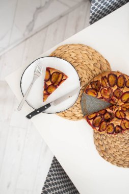 Bir dilim lezzetli erikli turta.