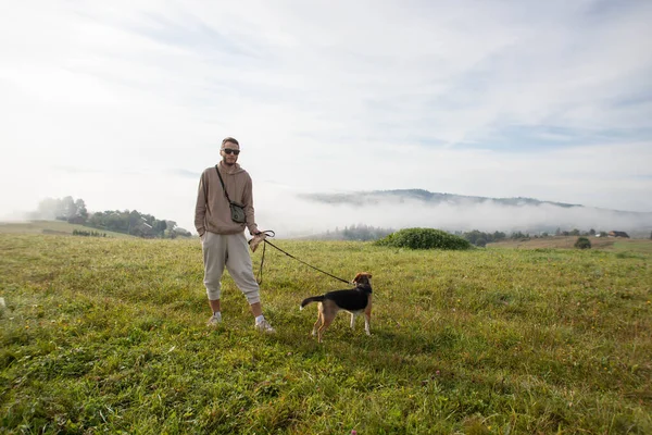 Jovem Com Cão Beagle Nas Montanhas — Fotografia de Stock