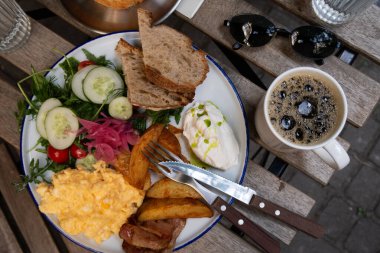 Güçlü İngiliz kahvaltısı ve filtre kahve.