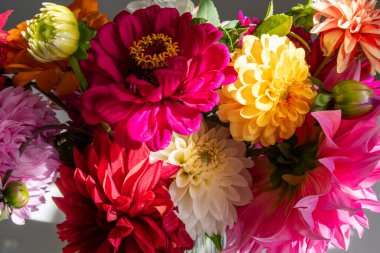 Renkli sonbahar çiçekleri buketi