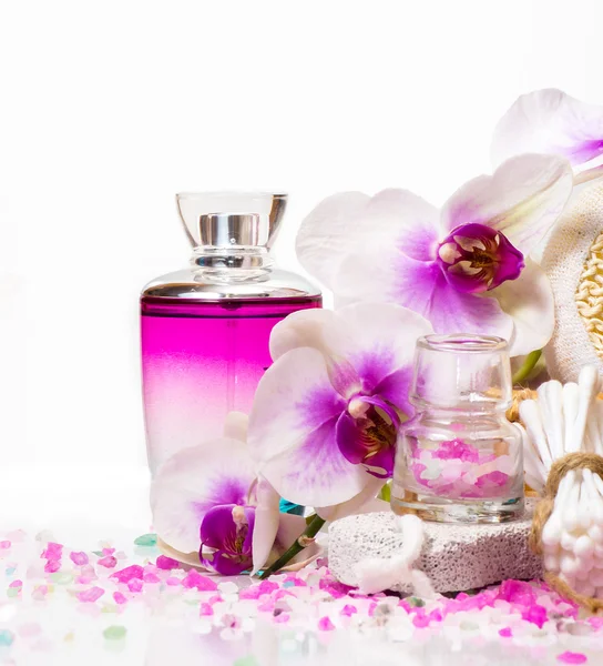 Composición con ramita orquídea blanca y accesorios para de spa . — Foto de Stock