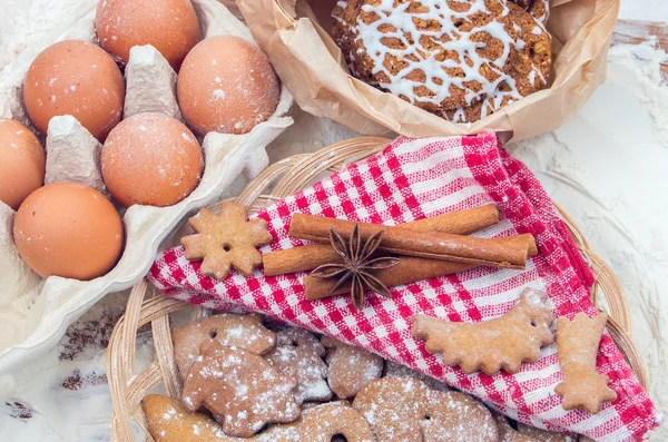 Ingredience pro pečení cukroví mouku, vejce, skořice, anýz. — Stock fotografie