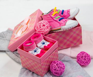 patik ve çorap hediye kutusunda bir bebek için