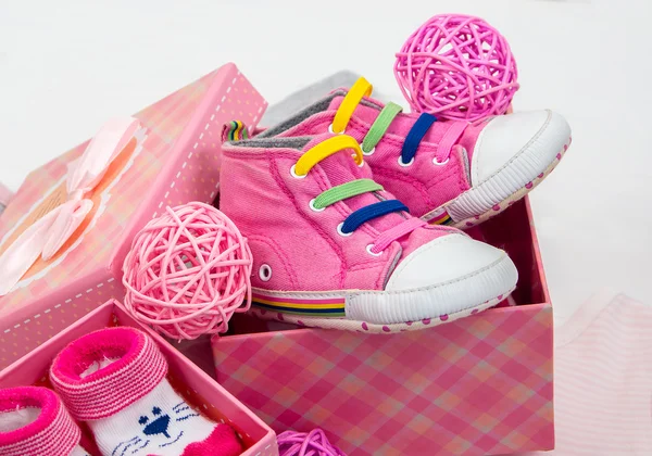 Booties and socks for a baby in a gift box — Stock Photo, Image