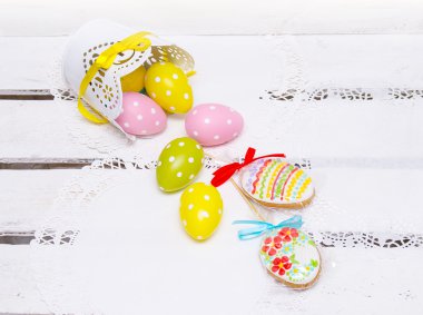  Tanımlama bilgisi Paskalya yumurtaları ve bezelye yumurta bir pot döktü 