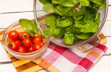 kiraz domates plaka ve sepet içinde taze ıspanak 