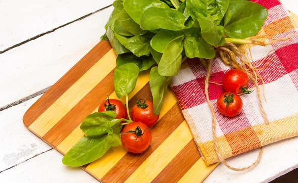 Taze ıspanak ve kiraz domates — Stok fotoğraf