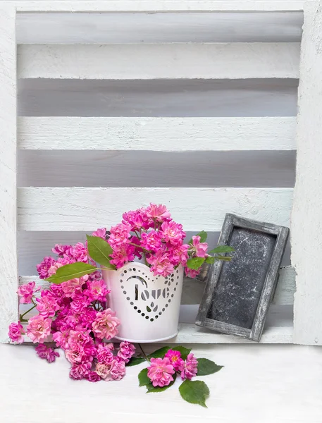 Bouquet of small pink roses in a white pot and plate for text — Stock Photo, Image