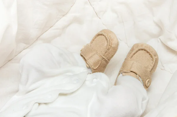 Baby booties on the feet of the baby — Stock Photo, Image