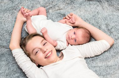 iki kız kardeş. Ablası yeni doğan kız kardeşi sarılma evlat.