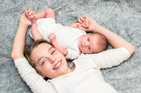 iki kız kardeş. Ablası yeni doğan kız kardeşi sarılma evlat.