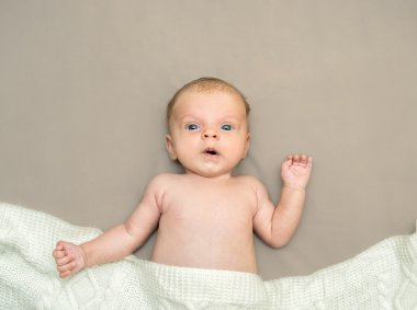 sürpriz bebek kız mavi gözlü bir battaniye var yalan.