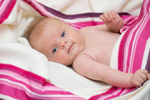 Niña recién nacida con los ojos azules acostados en una manta . —  Fotos de Stock