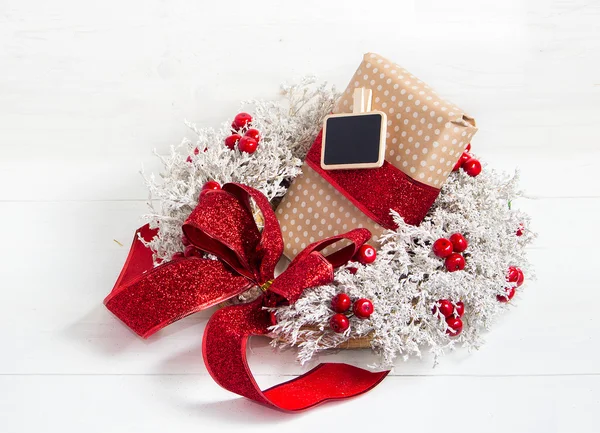Рождественский венок с лентой и подарок перед праздником — стоковое фото