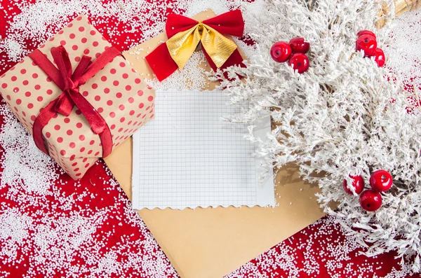 Ghirlanda di Natale con una scatola regalo prima della vacanza e luogo per — Foto Stock